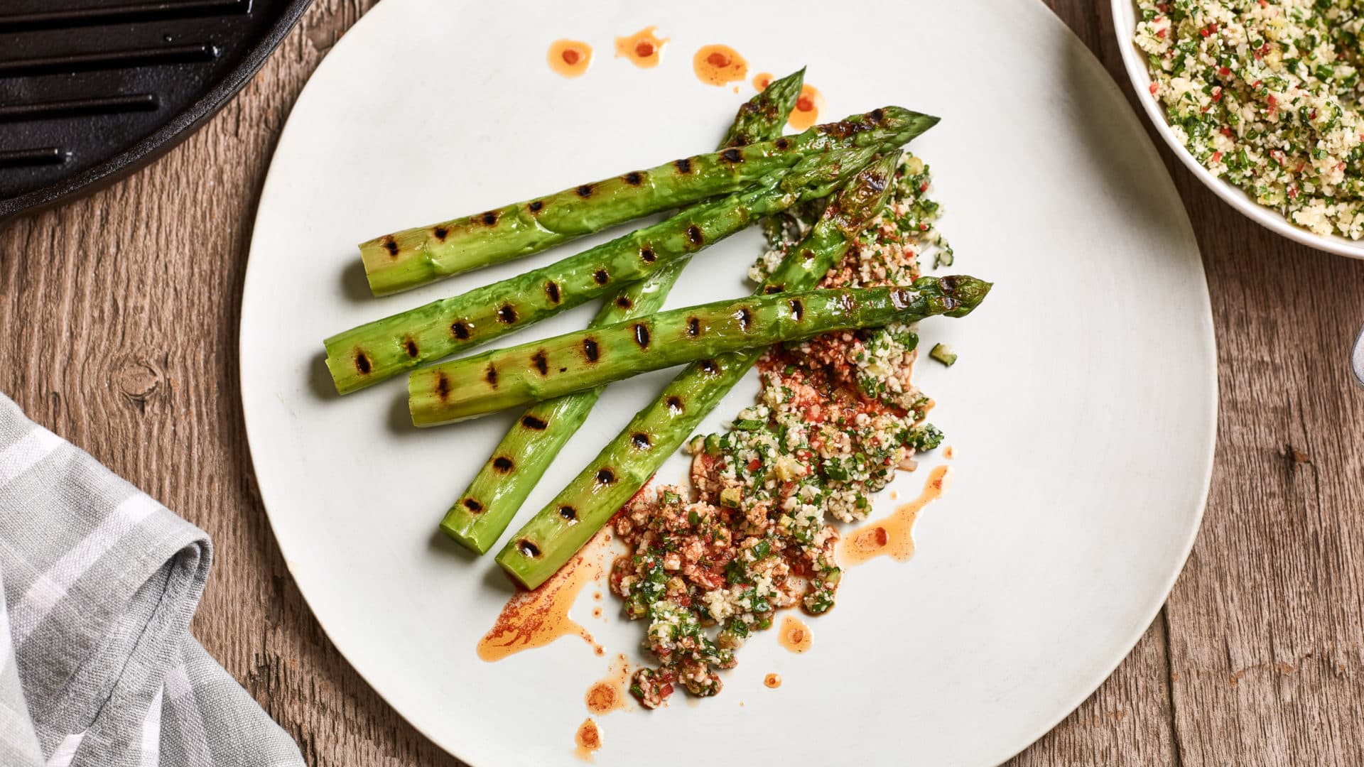 Grilled asparagus with vegetable crumble